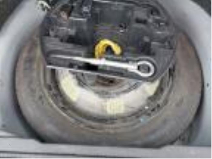 Peugeot 2008 1.2 Vti 12V PureTech 82 Sloopvoertuig (2015, Grijs)