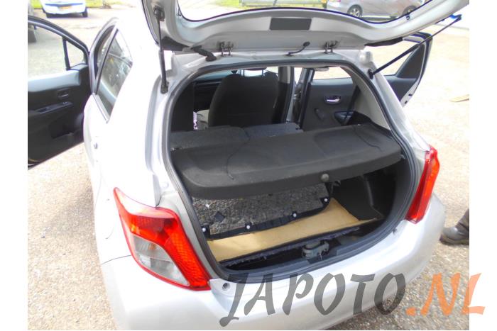 Toyota Yaris III 1.33 16V Dual VVT-I Sloopvoertuig (2011, Grijs)