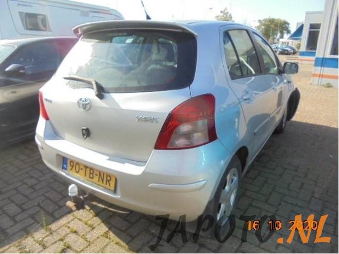 Toyota Yaris II 1.3 16V VVT-i Sloopvoertuig (2006, Grijs)