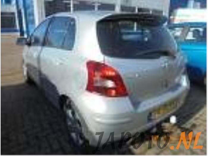 Toyota Yaris II 1.3 16V VVT-i Sloopvoertuig (2006, Grijs)