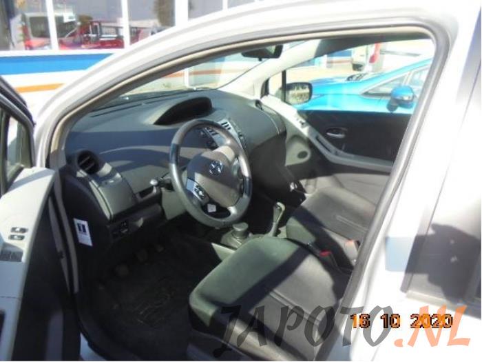 Toyota Yaris II 1.3 16V VVT-i Sloopvoertuig (2006, Grijs)