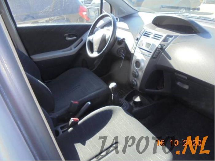 Toyota Yaris II 1.3 16V VVT-i Sloopvoertuig (2006, Grijs)