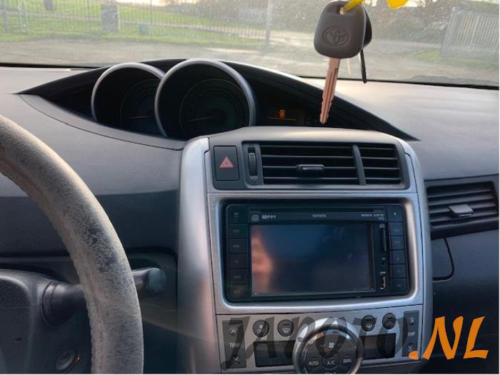 Toyota Verso 2.0 16V D-4D-F Sloopvoertuig (2011, Metallic, Grijs)