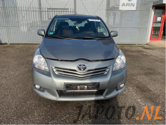 Toyota Verso 2.0 16V D-4D-F Sloopvoertuig (2011, Metallic, Grijs)