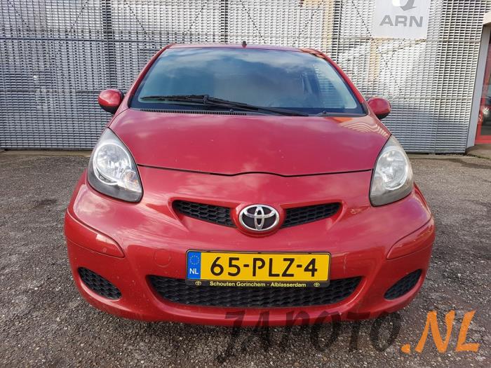 Toyota Aygo 1.0 12V VVT-i Sloopvoertuig (2011, Rood)