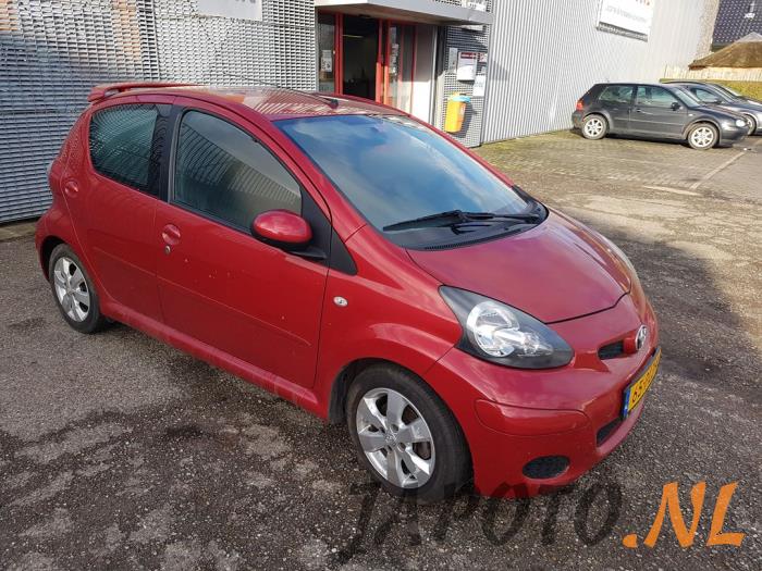 Toyota Aygo 1.0 12V VVT-i Sloopvoertuig (2011, Rood)