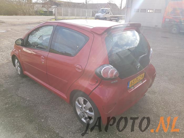 Toyota Aygo 1.0 12V VVT-i Sloopvoertuig (2011, Rood)