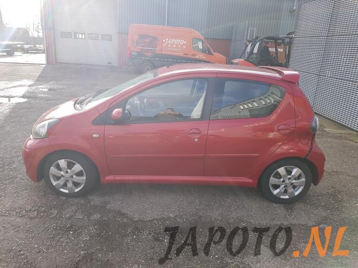 Toyota Aygo 1.0 12V VVT-i Sloopvoertuig (2011, Rood)