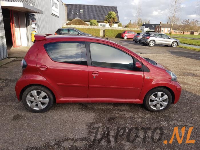Toyota Aygo 1.0 12V VVT-i Sloopvoertuig (2011, Rood)