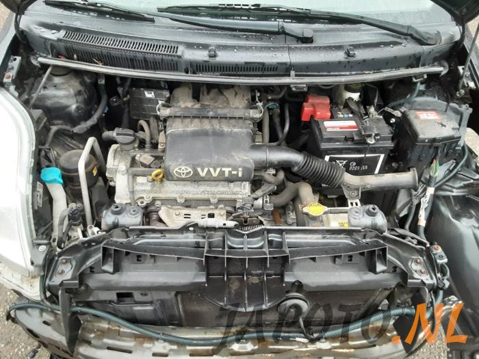 Toyota Yaris II 1.3 16V VVT-i Sloopvoertuig (2006, Zwart)