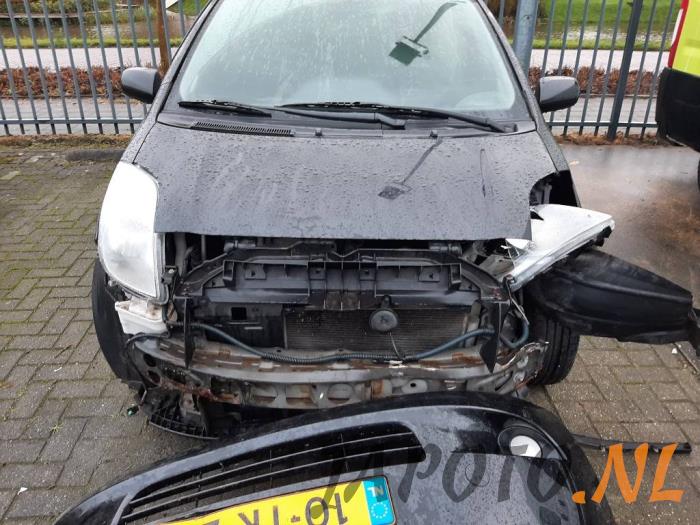 Toyota Yaris II 1.3 16V VVT-i Sloopvoertuig (2006, Zwart)