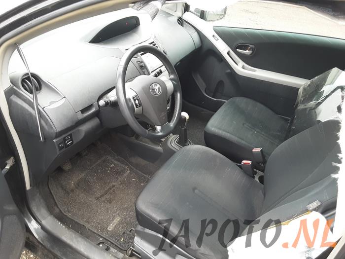 Toyota Yaris II 1.3 16V VVT-i Sloopvoertuig (2006, Zwart)