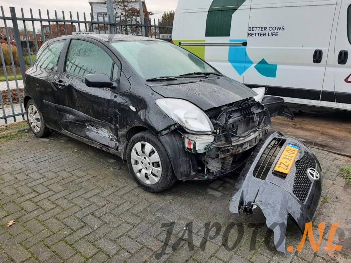 Toyota Yaris II 1.3 16V VVT-i Sloopvoertuig (2006, Zwart)