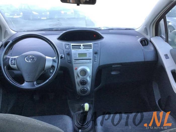 Toyota Yaris II 1.3 16V VVT-i Sloopvoertuig (2006, Zwart)