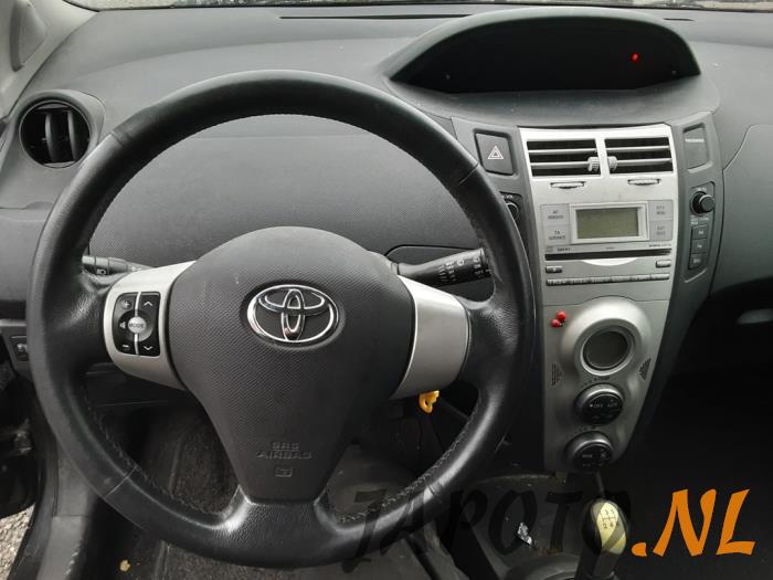 Toyota Yaris II 1.3 16V VVT-i Sloopvoertuig (2006, Zwart)