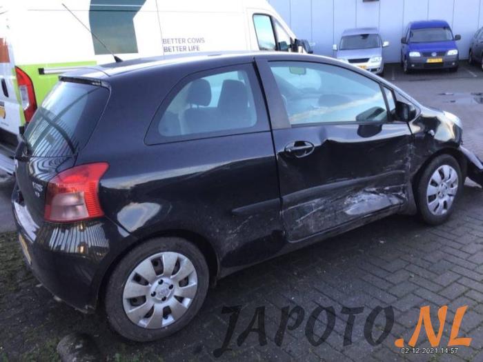 Toyota Yaris II 1.3 16V VVT-i Sloopvoertuig (2006, Zwart)