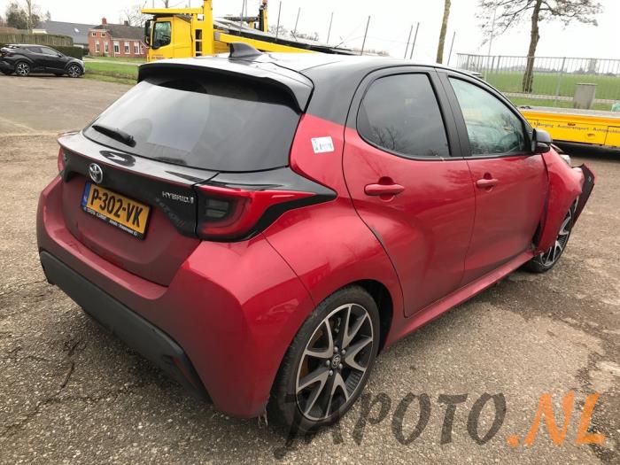 Toyota Yaris IV 1.5 12V Hybrid Sloopvoertuig (2022, Rood)