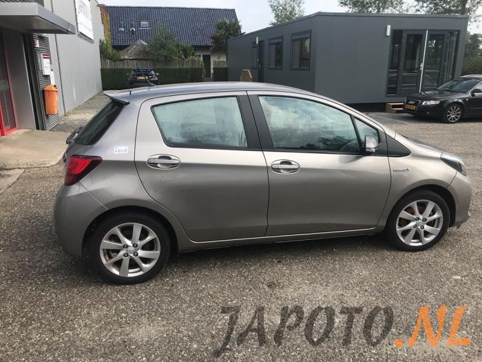 Toyota Yaris III 1.5 16V Hybrid Sloopvoertuig (2015, Bruin)