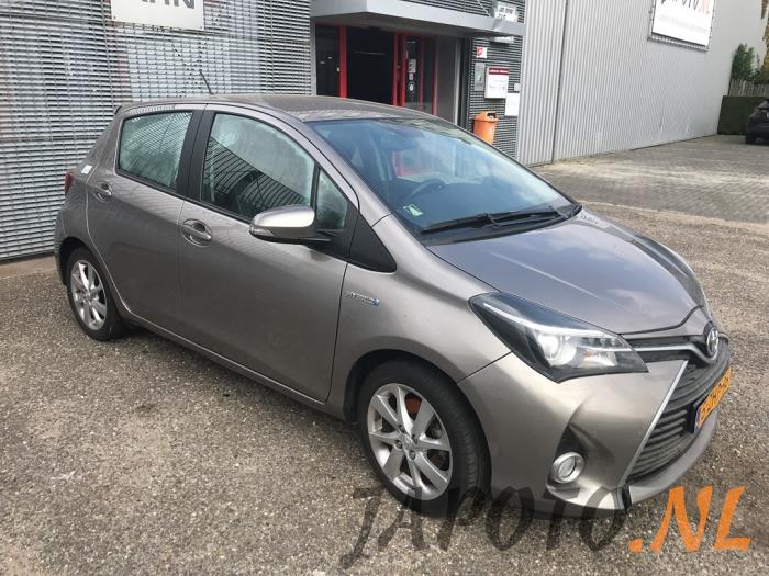 Toyota Yaris III 1.5 16V Hybrid Sloopvoertuig (2015, Bruin)