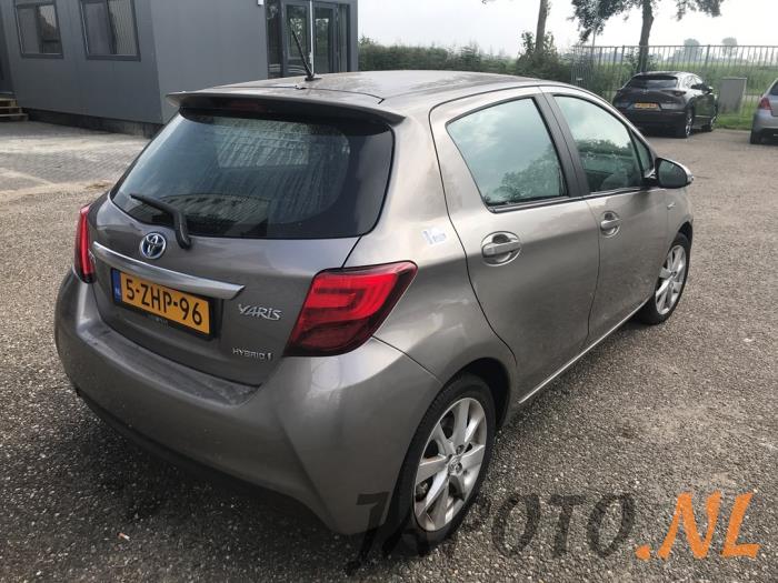 Toyota Yaris III 1.5 16V Hybrid Sloopvoertuig (2015, Bruin)