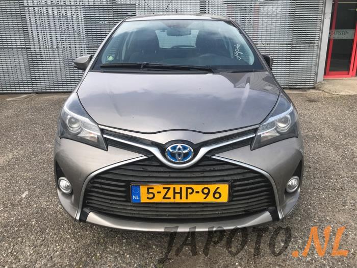 Toyota Yaris III 1.5 16V Hybrid Sloopvoertuig (2015, Bruin)