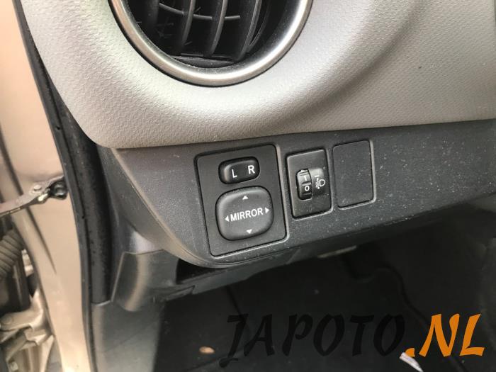 Toyota Yaris III 1.5 16V Hybrid Sloopvoertuig (2015, Bruin)