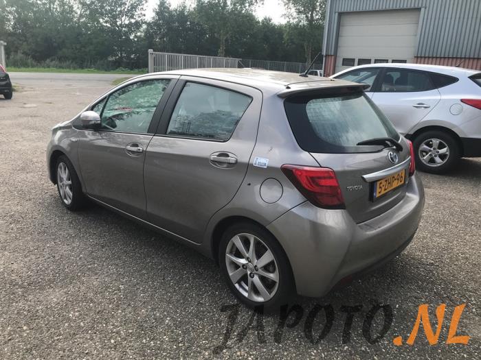 Toyota Yaris III 1.5 16V Hybrid Sloopvoertuig (2015, Bruin)