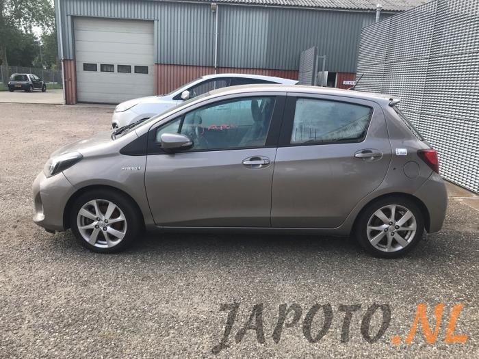 Toyota Yaris III 1.5 16V Hybrid Sloopvoertuig (2015, Bruin)