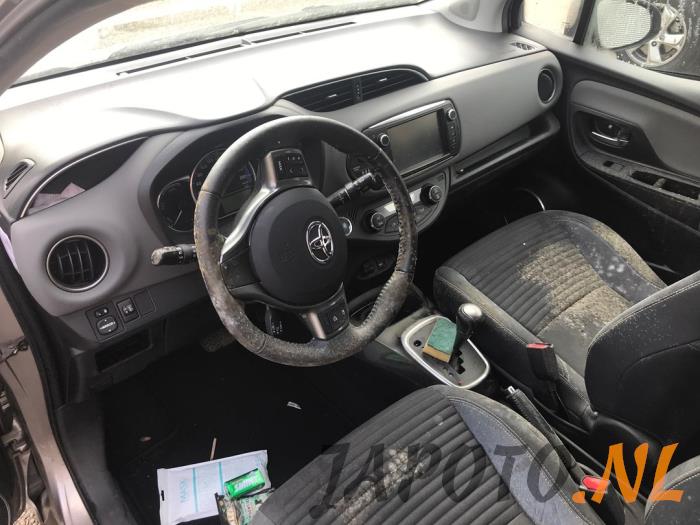 Toyota Yaris III 1.5 16V Hybrid Sloopvoertuig (2015, Bruin)