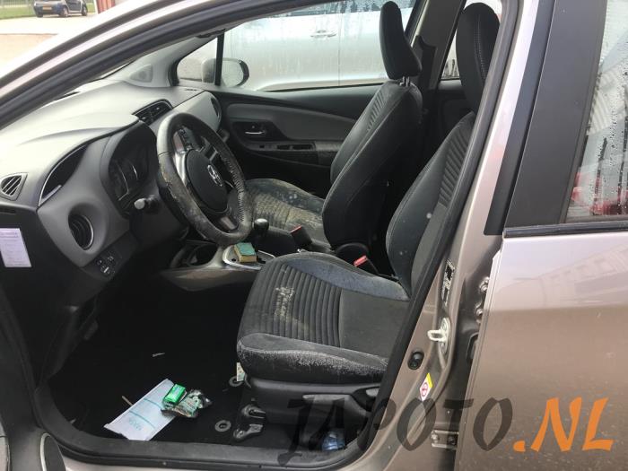 Toyota Yaris III 1.5 16V Hybrid Sloopvoertuig (2015, Bruin)