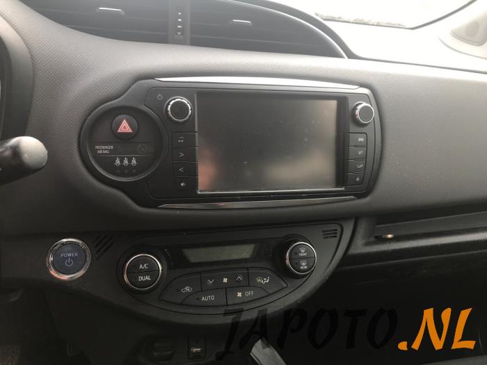 Toyota Yaris III 1.5 16V Hybrid Sloopvoertuig (2015, Bruin)