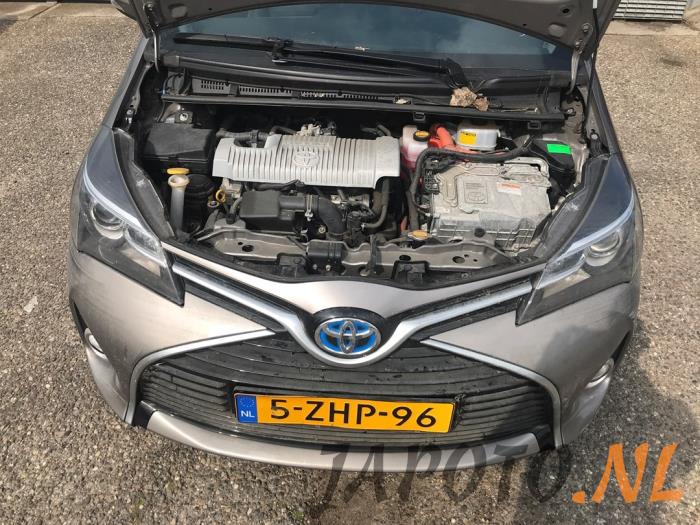 Toyota Yaris III 1.5 16V Hybrid Sloopvoertuig (2015, Bruin)