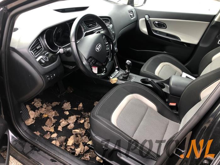 Kia Cee'd Sportswagon 1.6 GDI 16V Sloopvoertuig (2015, Metallic, Zwart)
