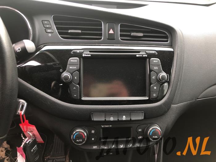 Kia Cee'd Sportswagon 1.6 GDI 16V Sloopvoertuig (2015, Metallic, Zwart)