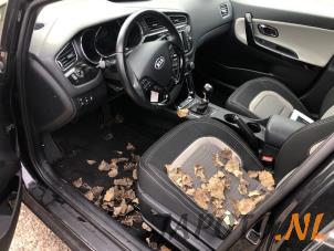 Kia Cee'd Sportswagon 1.6 GDI 16V Sloopvoertuig (2015, Metallic, Zwart)