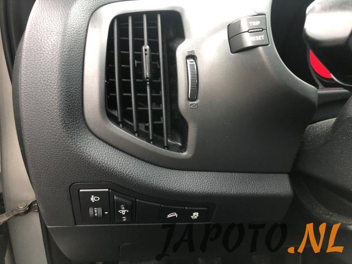 Kia Sportage 2.0 CVVT 16V 4x2 Sloopvoertuig (2011, Metallic, Grijs)