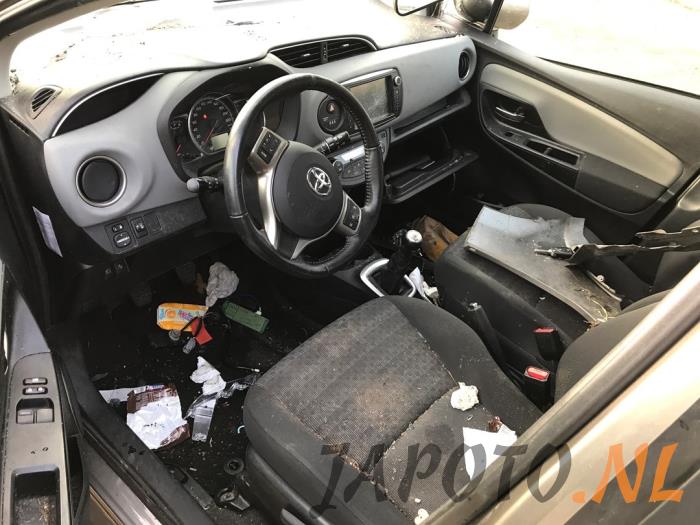 Toyota Yaris III 1.0 12V VVT-i Sloopvoertuig (2016, Grijs)