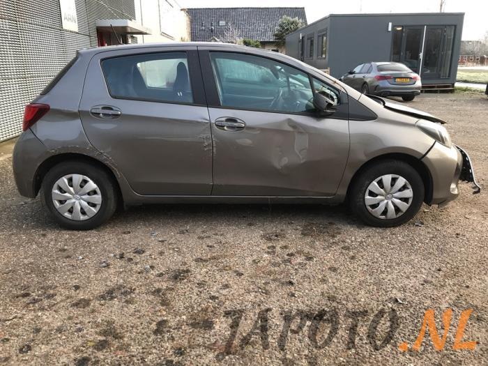 Toyota Yaris III 1.0 12V VVT-i Sloopvoertuig (2016, Grijs)