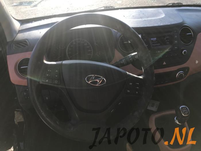Hyundai i10 1.0 12V Sloopvoertuig (2015, Zwart)