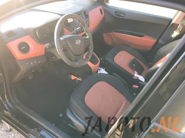 Hyundai i10 1.0 12V Sloopvoertuig (2015, Zwart)