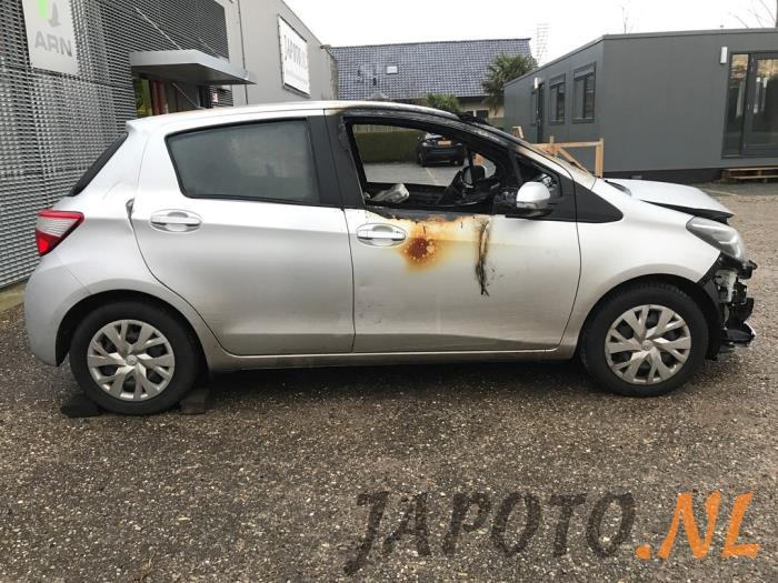 Toyota Yaris III 1.5 16V Dual VVT-iE Sloopvoertuig (2018, Metallic, Grijs)