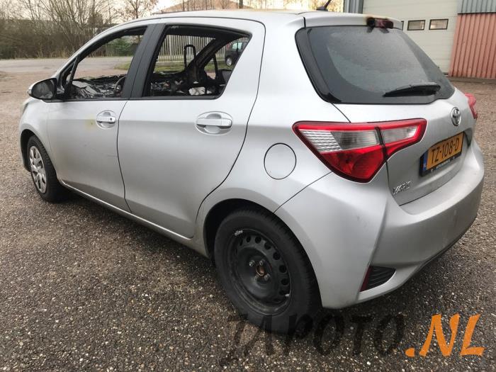 Toyota Yaris III 1.5 16V Dual VVT-iE Sloopvoertuig (2018, Metallic, Grijs)