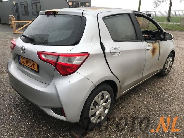 Toyota Yaris III 1.5 16V Dual VVT-iE Sloopvoertuig (2018, Metallic, Grijs)