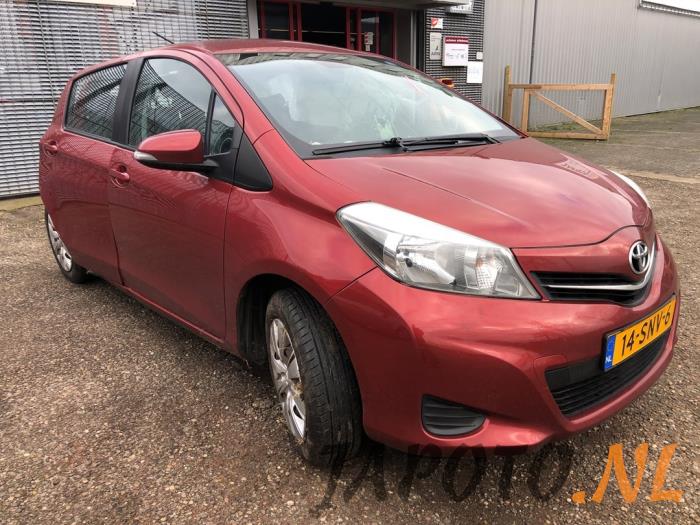 Toyota Yaris III 1.33 16V Dual VVT-I Sloopvoertuig (2011, Rood)