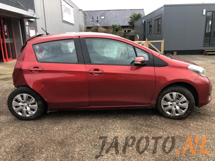 Toyota Yaris III 1.33 16V Dual VVT-I Sloopvoertuig (2011, Rood)