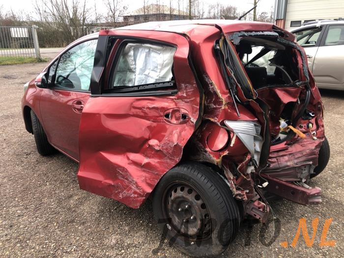 Toyota Yaris III 1.33 16V Dual VVT-I Sloopvoertuig (2011, Rood)