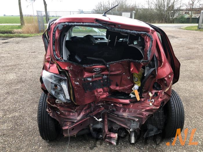 Toyota Yaris III 1.33 16V Dual VVT-I Sloopvoertuig (2011, Rood)
