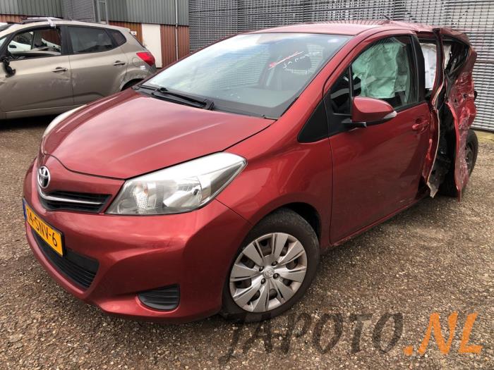 Toyota Yaris III 1.33 16V Dual VVT-I Sloopvoertuig (2011, Rood)