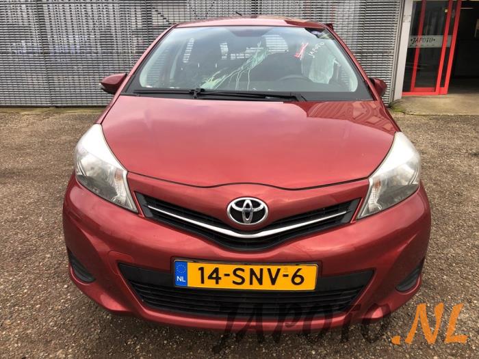 Toyota Yaris III 1.33 16V Dual VVT-I Sloopvoertuig (2011, Rood)