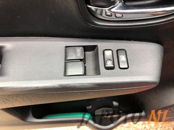 Toyota Yaris III 1.33 16V Dual VVT-I Sloopvoertuig (2011, Rood)